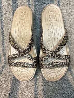 CROCS Women's Leopard Print Strappy Sandal in Metallic Gold Size 10